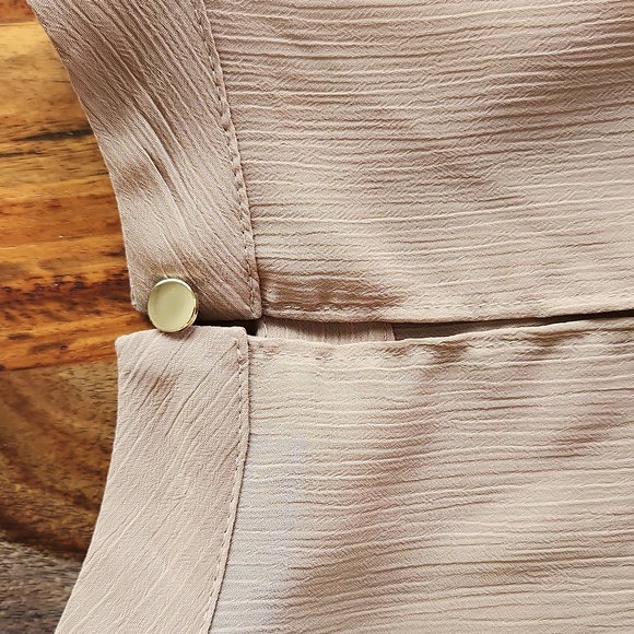 Pretty, NWOT, Apt. 9, Ladies Sleeveless Top. Three tiers of Ruffles, Taupe - Picture 5 of 5